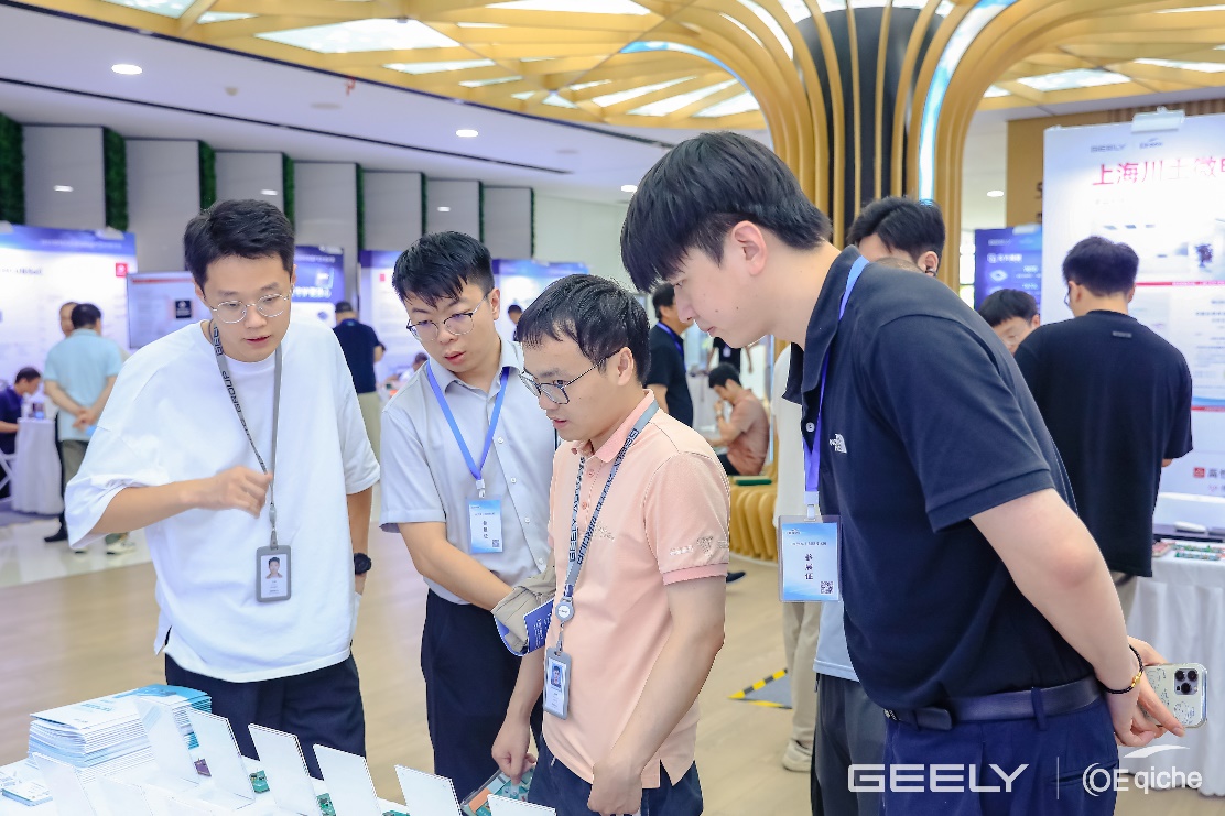 图片包括 人, 室内, 男子, 站AI 天生的内容可能不准确。