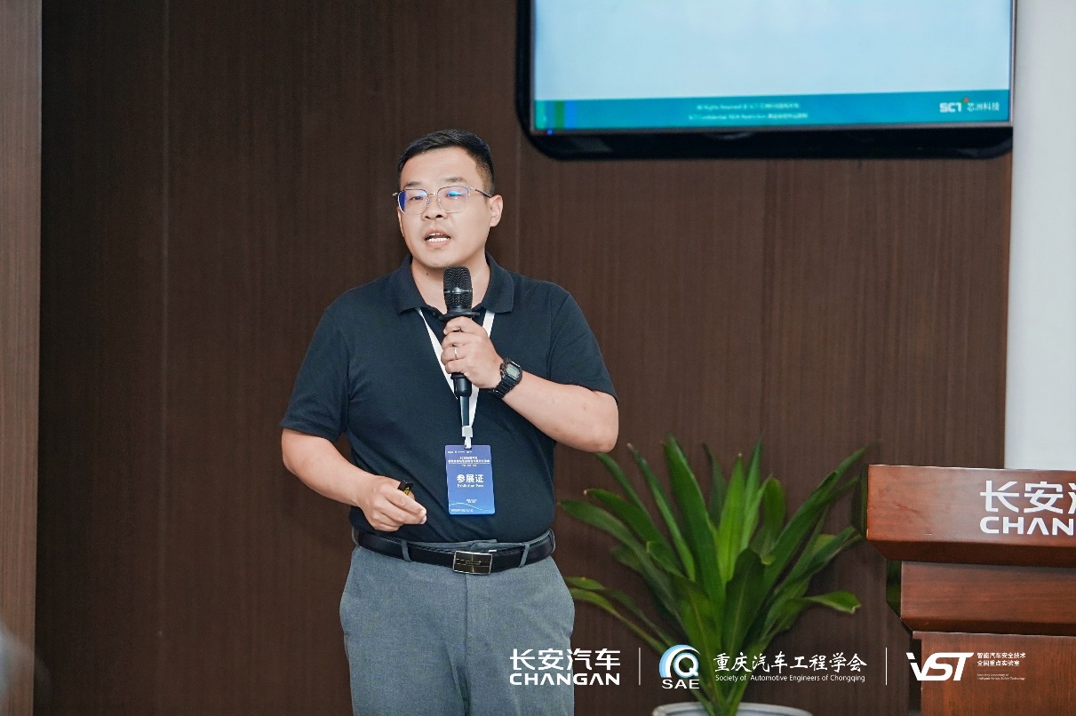 戴帽子的人在电视前AI 天生的内容可能不准确。