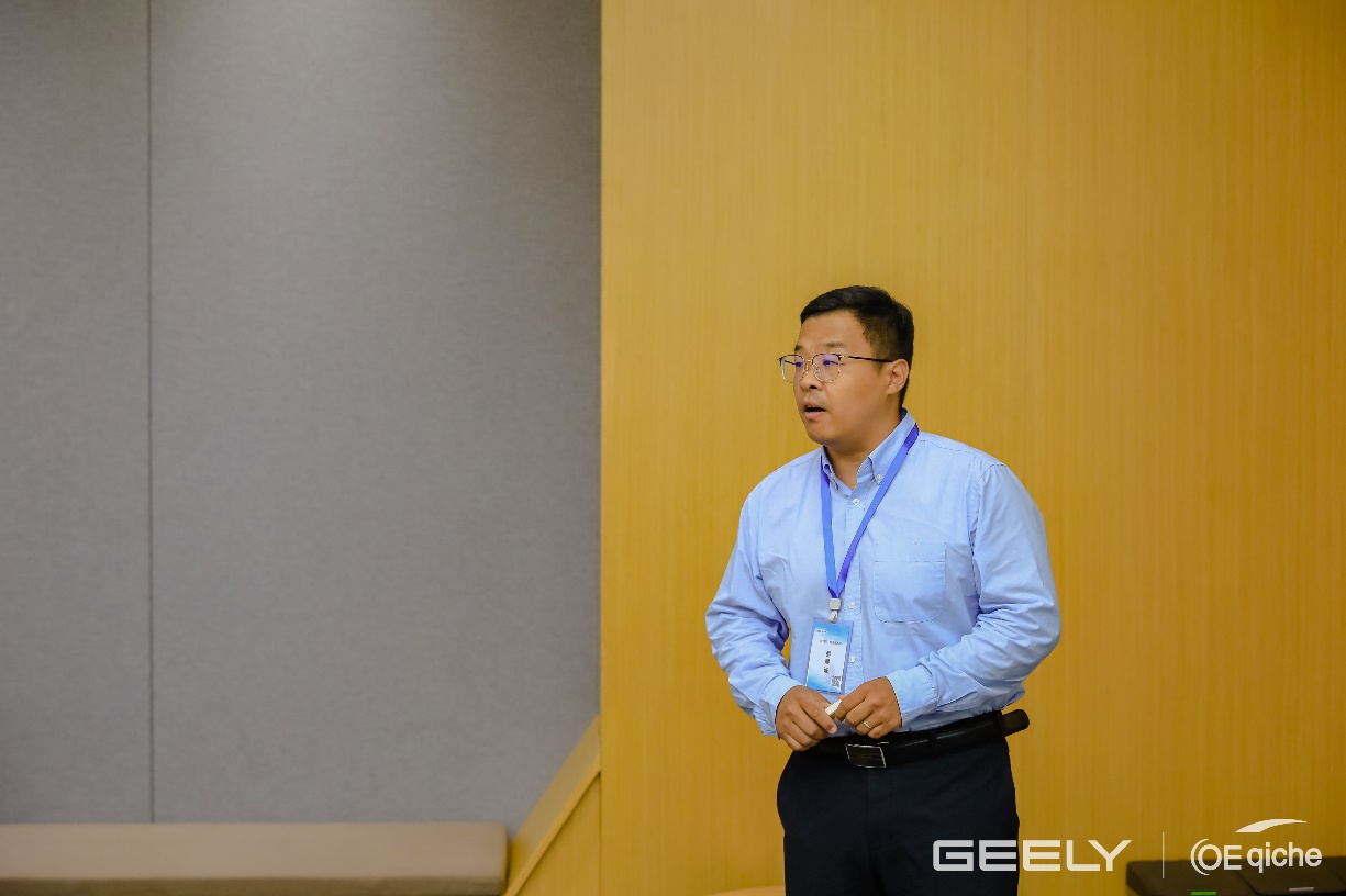 男子站在房间里AI 天生的内容可能不准确。